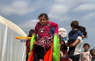 Hayırsever Okur’dan çadırlara oyuncak