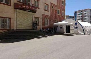 HDP Diyarbakır İl Başkanlığı önündeki evlat...