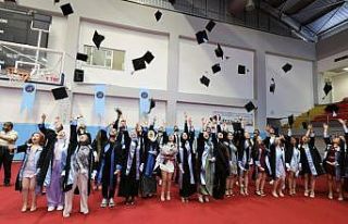 Hemşirelik Fakültesi öğrencileri ant içerek mezun...