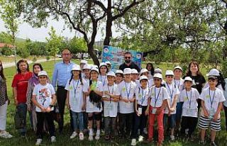 Hipodromda piknik yapan ve atlara binen çocuklar...