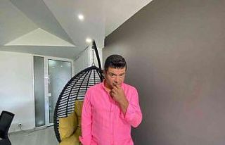 Hülya Avşar hayranlığı şarkı okuttu