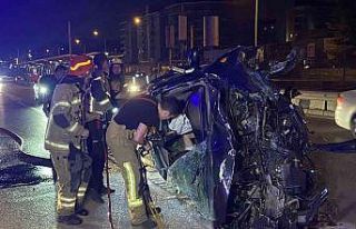 Hurdaya dönen otomobilde sıkıştığı yerden yaralı...