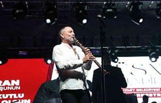 Hüsnü Şenlendirici kulakların pasını sildi