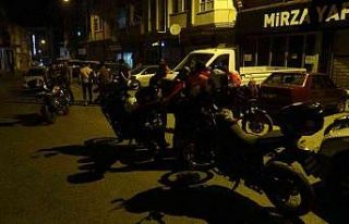 Husumetliler sokak ortasında çatıştı: 1 yaralı,...