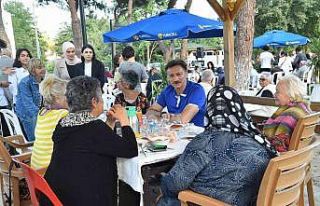 Huzurevi sakinlerine babalar günü kutlaması