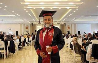 İçindeki öğrencilik aşkı bitmedi: 62 yaşında...