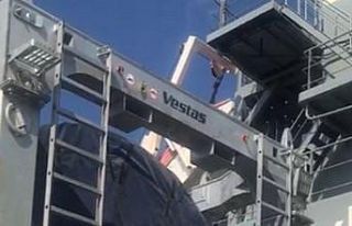 İhracat için limanda bekletilen rüzgar türbininin...