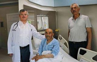 İki ana damarı kapalı olan 104 yaşındaki hasta,...
