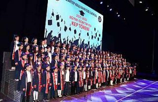 İlkokul ögrencilerinde mezuniyet coşkusu