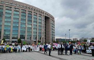 İlkokul öğrencilerinden Çağlayan Adliyesi meydanında...