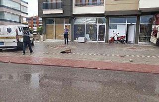 İş yeri sahibini vurmak isterken misafirini vuran...