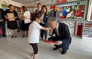 İşitme engelli öğrenciler de törenle karnelerini...