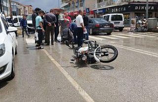 Islak zeminde kayan motosiklet yayaya çarptı