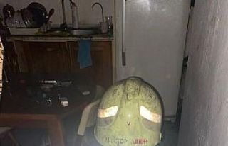 İtfaiye ekipleri, yanan evi söndürmek ve içeride...