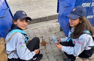 İzci öğrenciler sokak hayvanlarını besledi