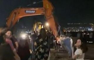 İzmir’de ilginç görüntüler: Yıkım ekibi ve...