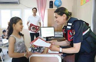 İzmir’de jandarma ekipleri öğrencilerin karne...