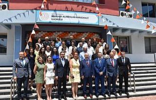 İzmir’de öğrenciler karnelerini aldı