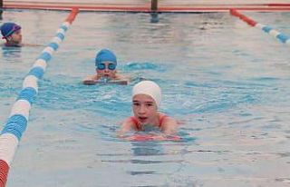 İzmit’te çocuklar yüzme öğreniyor