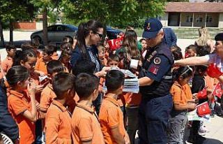 Jandarma ekipleri çocukların karne sevincine ortak...