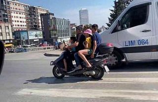 Kadıköy’de motosiklet üzerinde aile boyu tehlikeli...