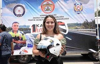 Kadın motosiklet sürücüsü erkek sürücülerden...