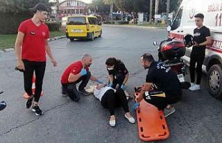 Kadın motosiklet sürücüsünü kaskı hayatta tuttu