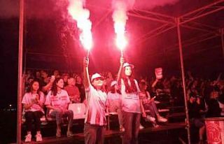 Kadın taraftarlar futbol turnuvasına renk kattı