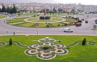 Kahramanmaraş’ta kavşak ve refüjlerde çiçek...