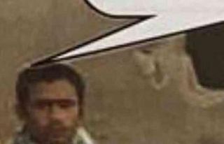 Kalaşnikof silahla örgüt üyeleriyle poz veren...