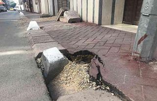 Kaldırım göçüğü direği yamulttu