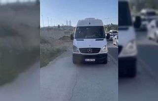 Kaldırımda ilerleyen personel servisinin önüne...