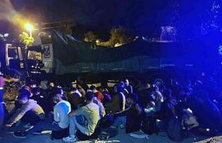 Kamyon kasasında 96 düzensiz göçmen yakalandı