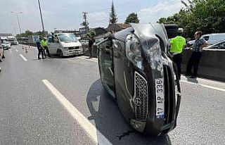 Kamyonun çarptığı otomobil takla atıp yan durdu