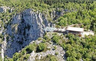 Kanyon üzerindeki cam terası ile tanınan 3 bin...