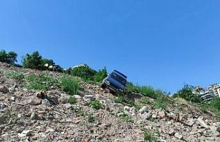 Kapının önüne park edilen otomobil dik rampadan...