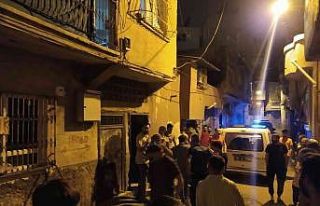 Kara çarşaflı ve şapkalı kişiler bir eve silahlı...