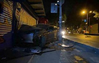 Karaköy’de kontrolden çıkan otomobil süratli...