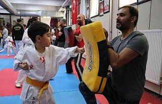 Karateci çocuklar babalarını terletti