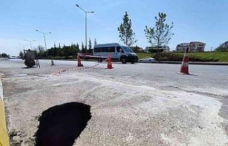 Karayolunun kenarında oluşan dev çukur görenleri...