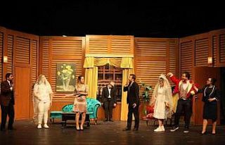 Karmakarışık Tiyatro Oyunu İzmir’de beğeni...