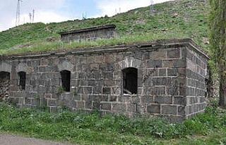 Kars Dereiçi’nde bulunan tarihi hamam yıkılıyor