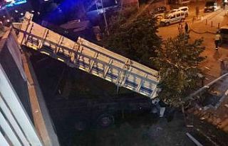 Karşı şeride geçip otomobile çarpan kamyon alt...