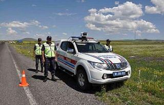 Kars’ta yerli mobil hız tespit sistemiyle jandarma...