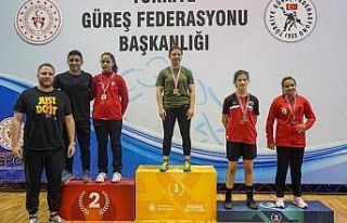 Kaşlı güreşçiler dereceyle döndü