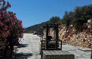 Kaş’ta 50 metrekarelik yol ve sokağa kilitli parke...