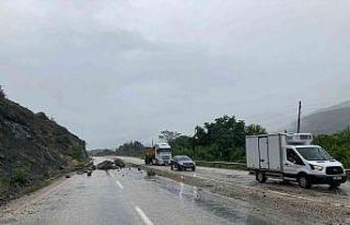 Kastamonu’da yağışlar nedeniyle yola kaya parçaları...
