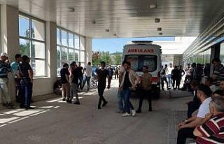 Kavgayı ayırmak için araya girdi, bekçiyi 3 yerinden...