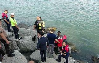 Kayalıklardan atladığı denizde kayboldu