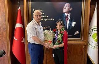 Kaymakam Arısoy başarılı sporcu Gerçekden ile...